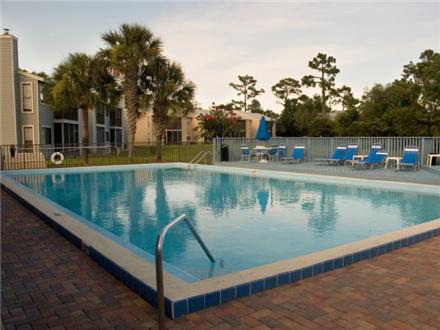 Sparkling pool and sundeck Sparkling pool and sundeck