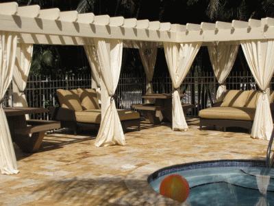 Relax in the outdoor jacuzzi Relax in the outdoor jacuzzi