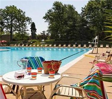 Sparkling pool and sundeck Sparkling pool and sundeck
