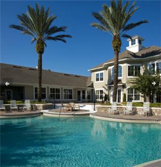 Sparkling pool and sundeck Sparkling pool and sundeck