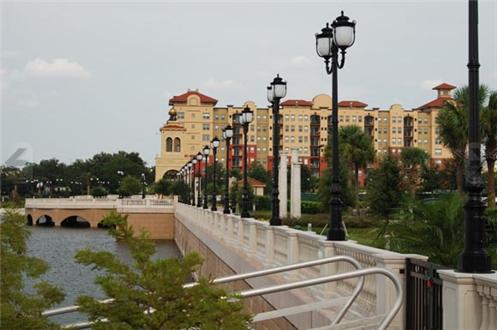 Lakeside walking paths