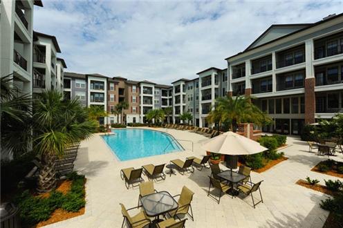 Sparkling pool and sundeck Sparkling pool and sundeck
