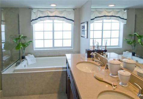 Seperate showers and tubs Seperate showers and tubs