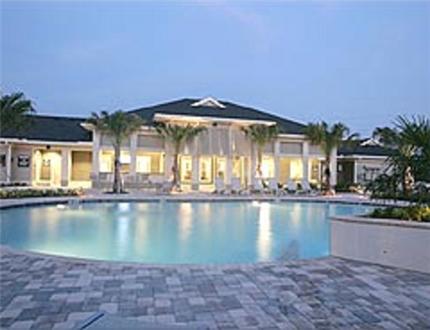 Sparkling pool and sundeck Sparkling pool and sundeck