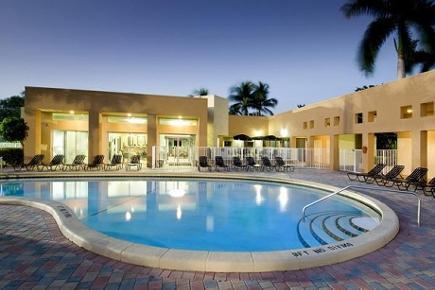 Sparkling pool and sundeck Sparkling pool and sundeck