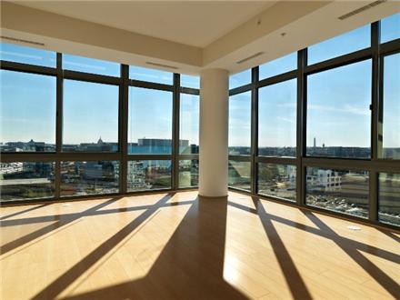 Units with Floor to ceiling windows, hard wood floors, monument view!!