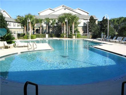 Sparkling pool and sundeck Sparkling pool and sundeck